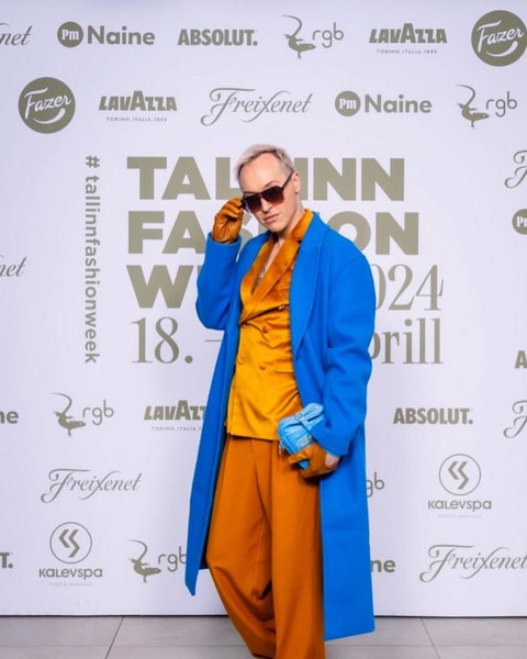 Tom Tallinn Fashion Weekissä sinisessä takissa ja keltaisessa puvussa